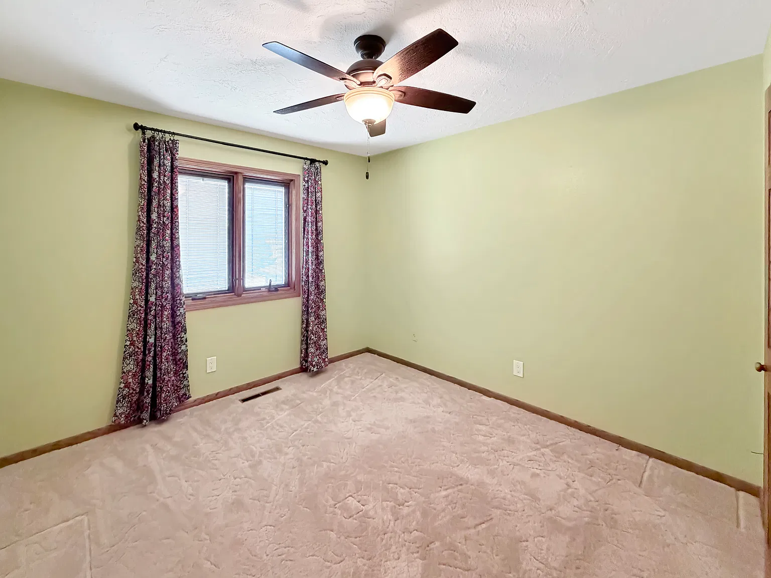 3 bed, 2.5 bath, 2050 sqft, $2,300 — Photo 4