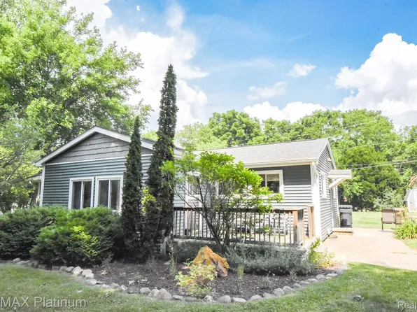 10435 Hall Rd, Whitmore Lake, MI 48189