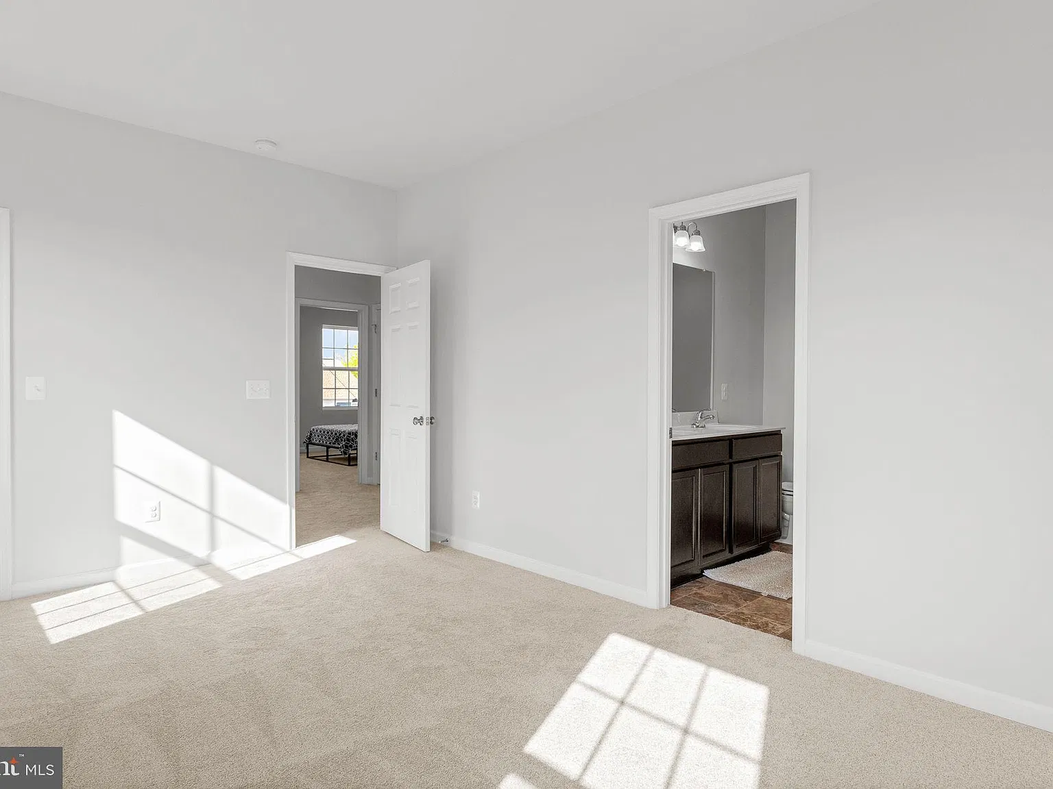 3 bed, 4.0 bath, 2444 sqft, $2,400 — Photo 4