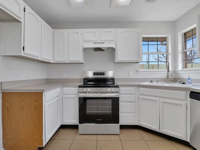 8633 Yale Ave — Photo 11