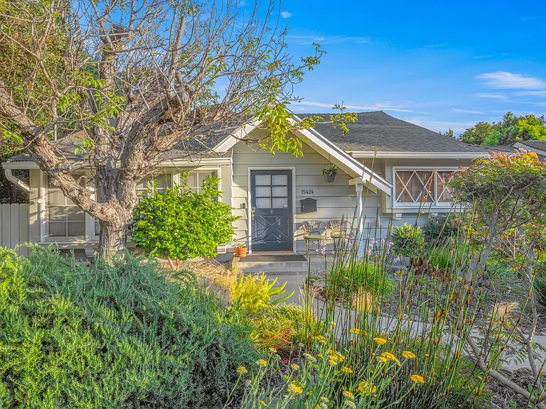 15424 Vose St — Photo 2