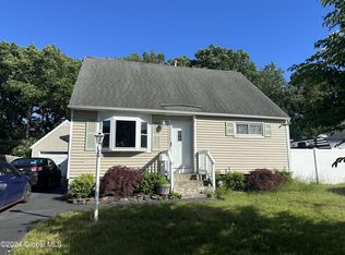 20 Huckleberry Ln, Albany, NY 12205