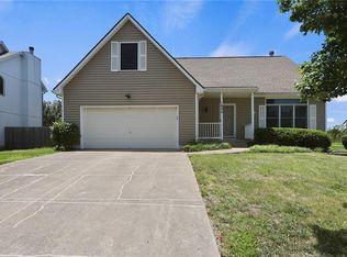 1400 SW Pacific Dr, Lees Summit, MO 64081