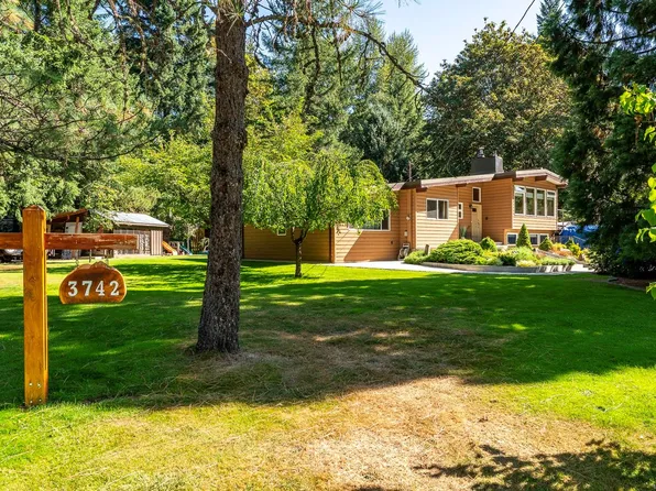 3742 James Cres, Comox Valley, BC V9J 1E9