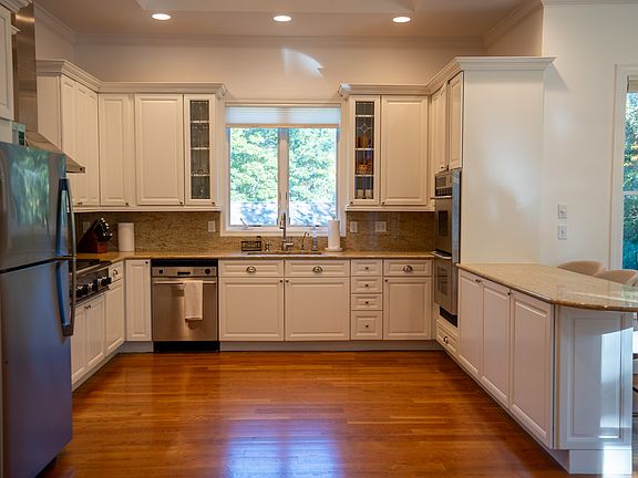 4th image of 9 Sea Farm Ct