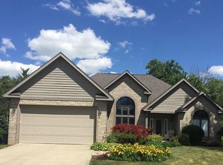 443 River Woods Dr, Flushing, MI 48433