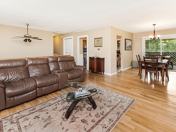 4th image of 20W465 Marlborough Ln