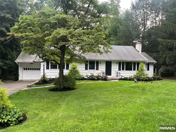 16 Dater Ln, Saddle River, NJ 07458