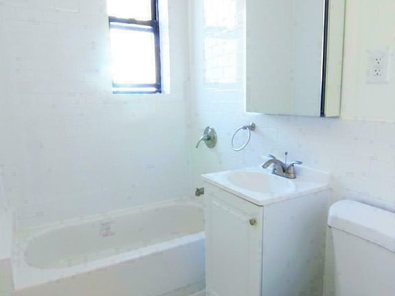4th image of 3805 Crescent St APT 3D