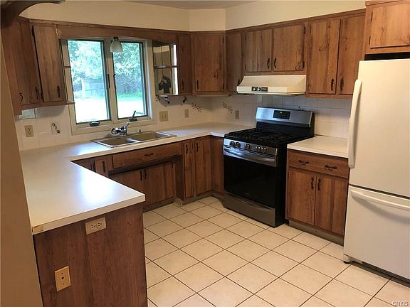 4th image of 305 Churchill Ln