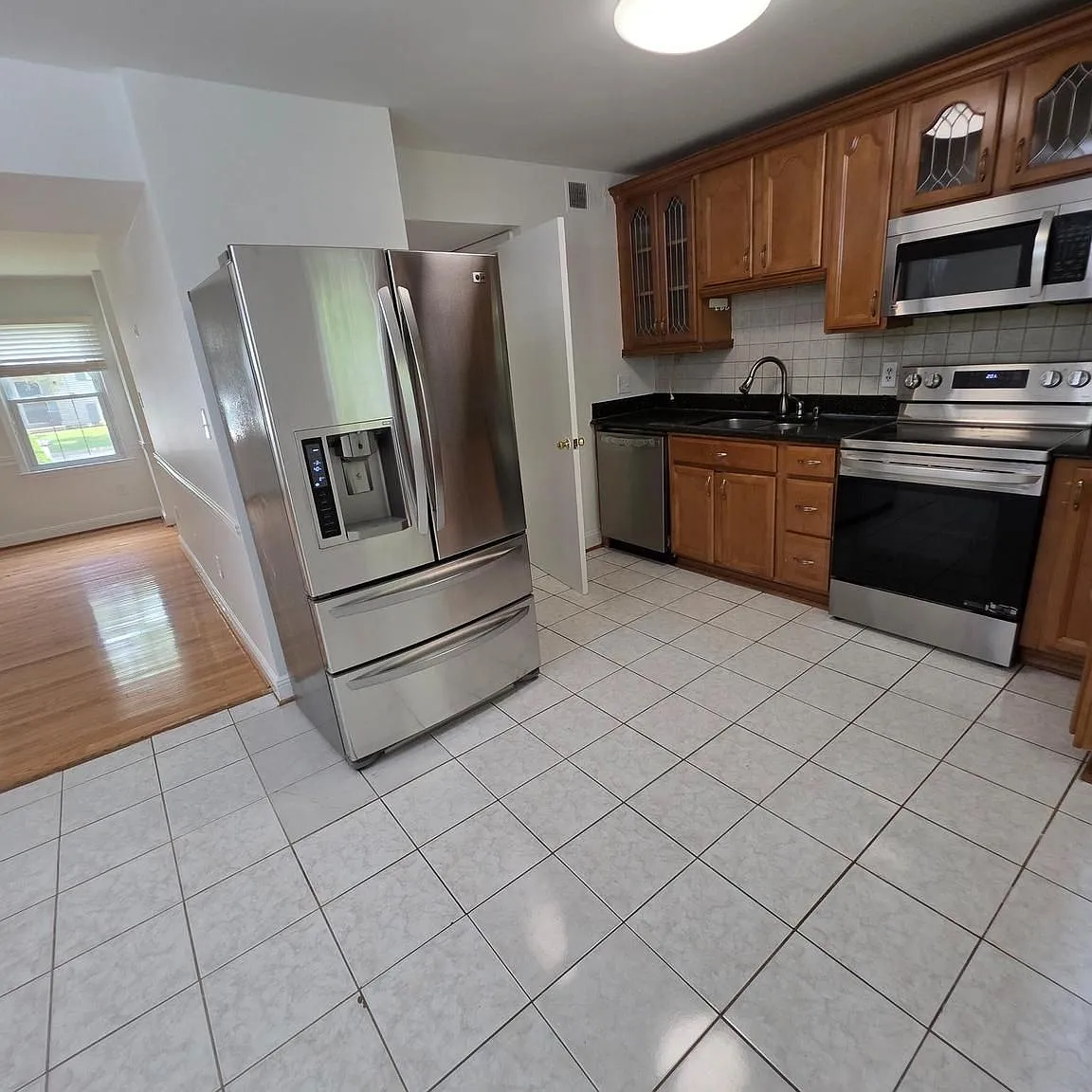 3 bed, 3.5 bath, 1232 sqft, $3,100 — Photo 3