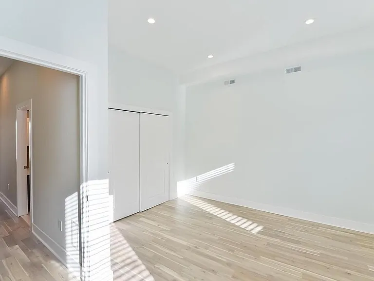 1114 Hall St — Photo 13