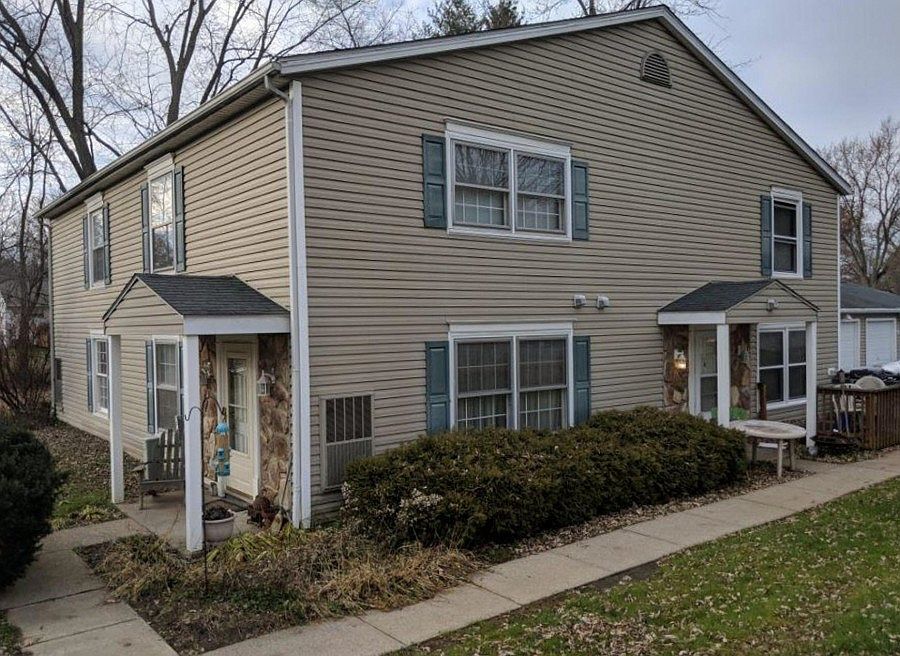 2nd image of 300 Canterbury Ln