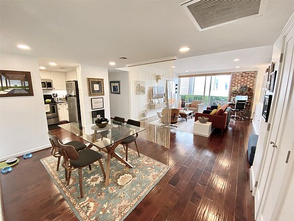 2nd image of 2016 Main St APT 2105