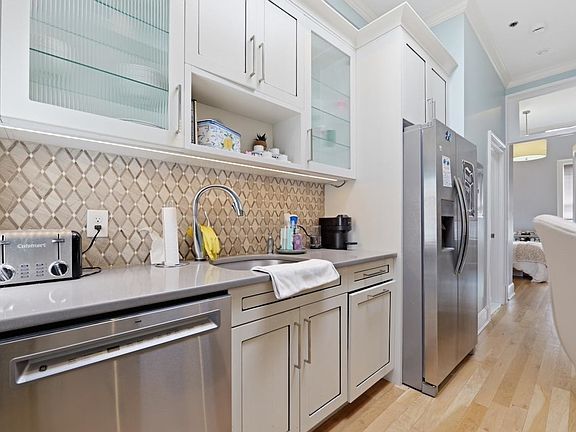 3rd image of 604 Adams St APT 7