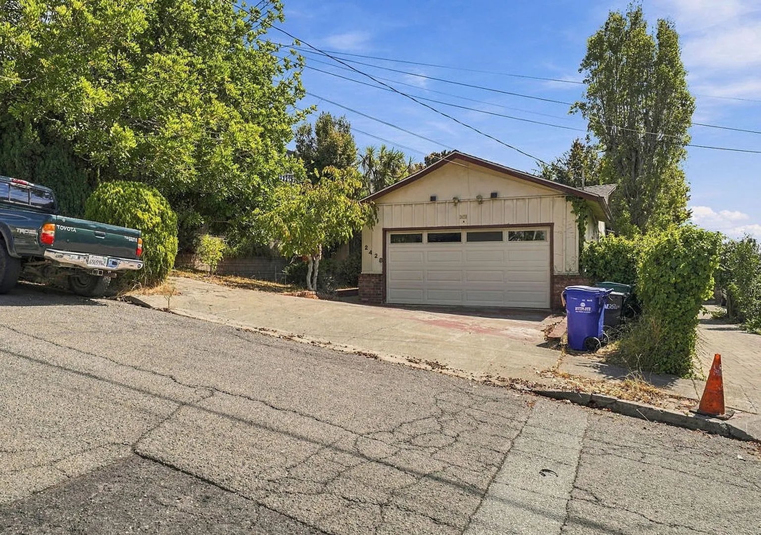Beautiful 3-Bedroom Mid-Century Ranch in Oakland - Expansive Garden & Modern Updates — Photo 2