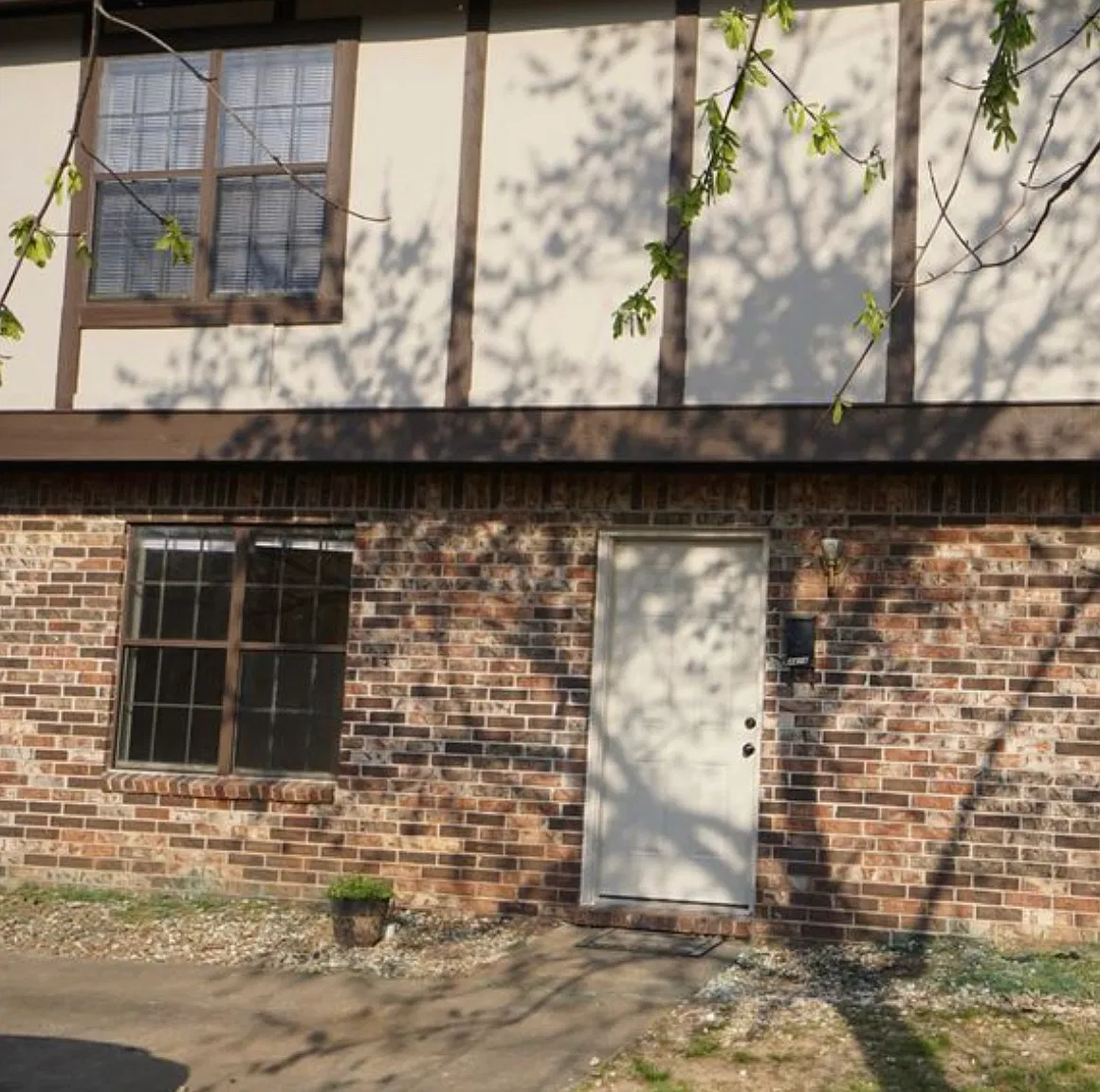 2 bed, 1.5 bath, 1120 sqft, $825 — Photo 1
