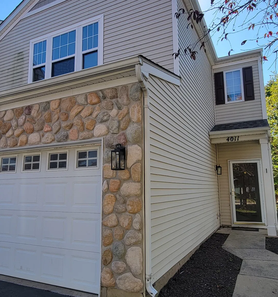3 bed, 1.5 bath, 1456 sqft, $2,300 — Photo 1