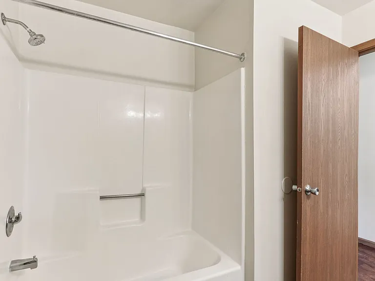 Woodfield Heights Apartments — Photo 16
