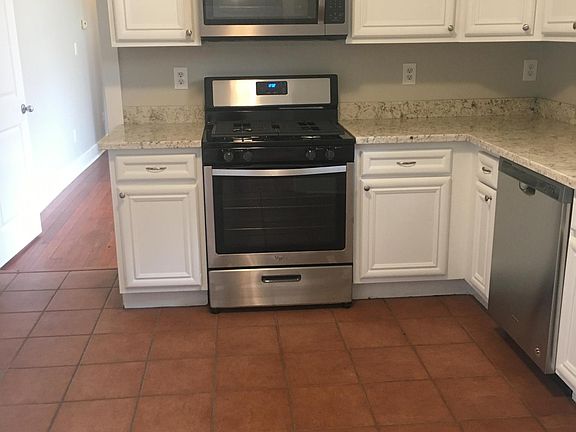 3rd image of 811 Greenwood Dr