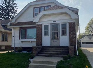 936 W Lawn Ave, Racine, WI 53405