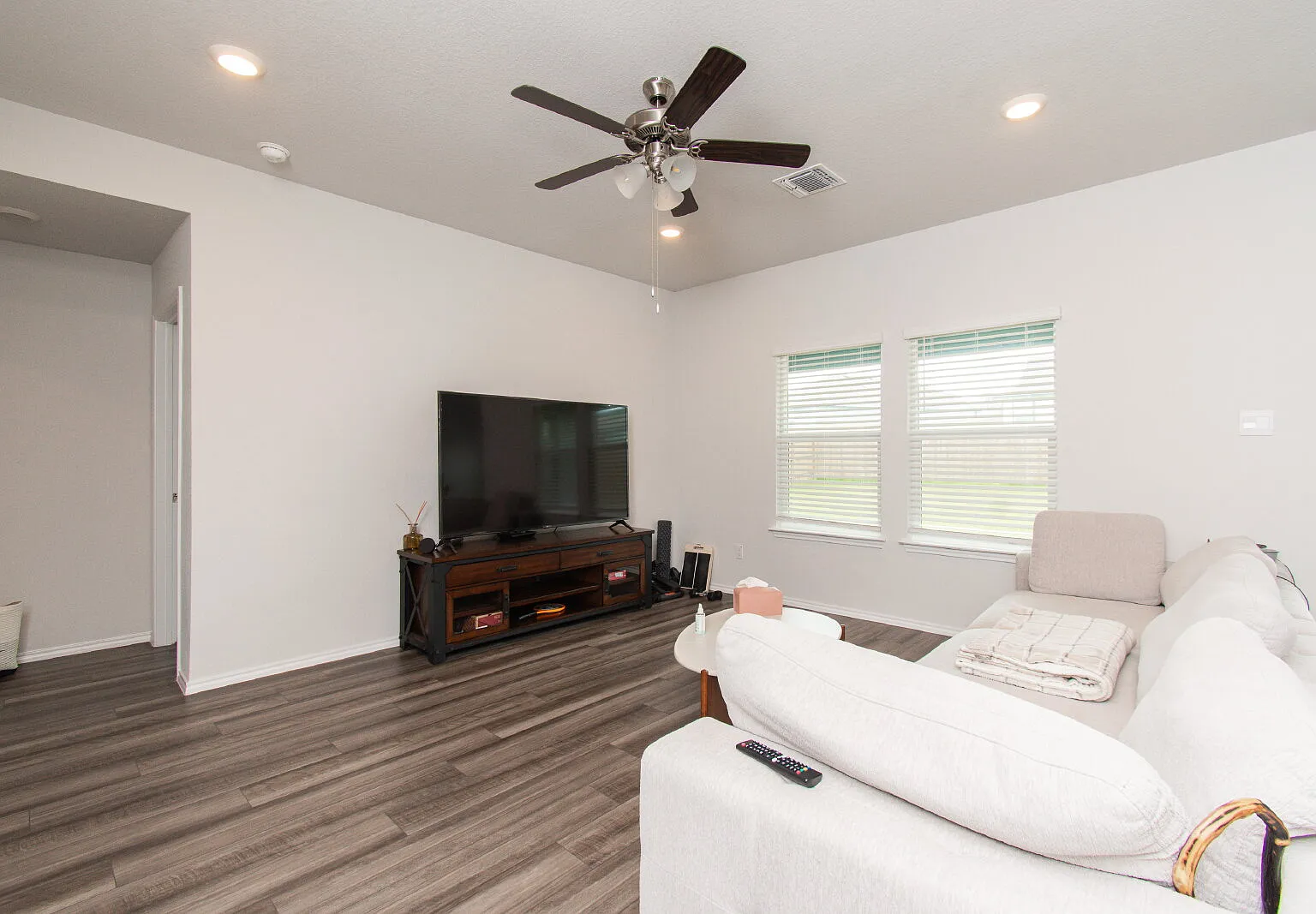 3 bed, 2.0 bath, 1415 sqft, $1,750 — Photo 2