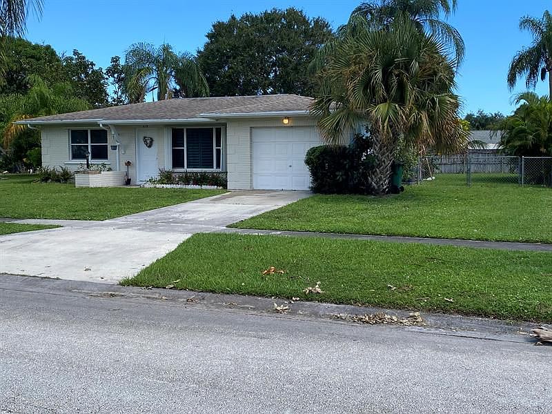 1st image of 419 NE Solida Cir