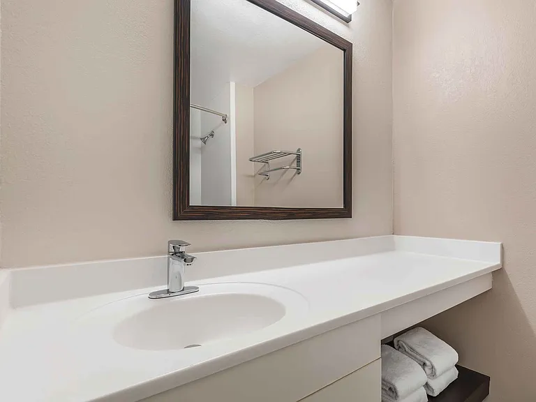 1 Bedroom Suite - 1 Queen Bed