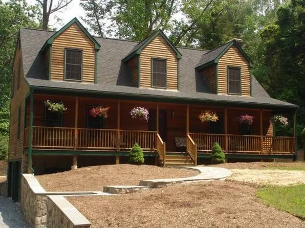 16 Osborne Hill Rd, Sandy Hook, CT 06482