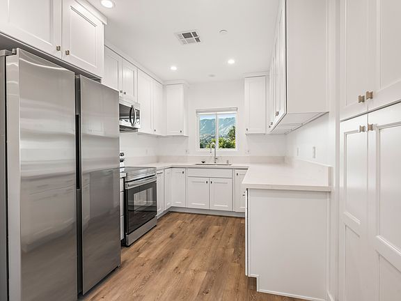 3rd image of 10933 Scoville Ave #10933