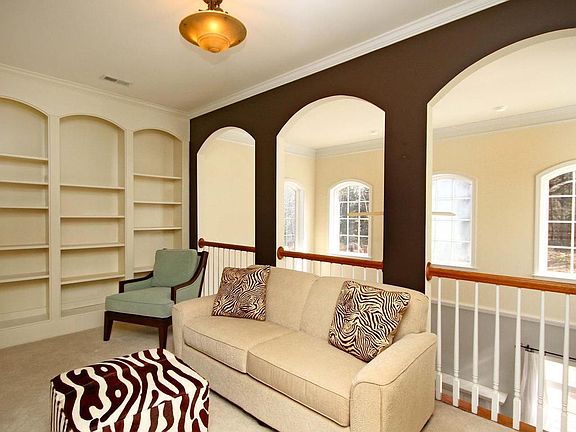 3rd image of 160 Herons Gate Dr