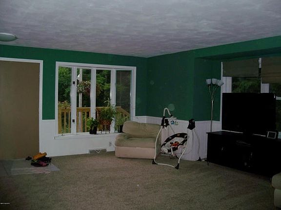 4th image of 15753 Croswell St