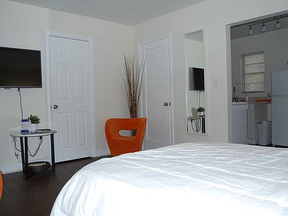 5th image of 413 S Garden Ave #108