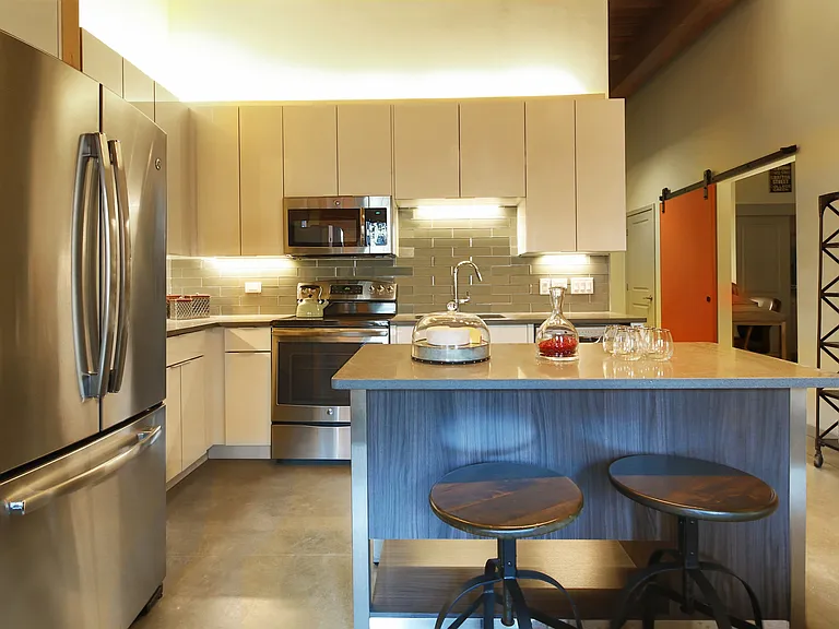 Upper and lower cabinet lighting with tiled back splash