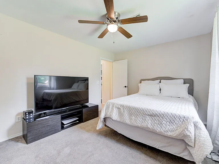 2109 S August St — Photo 31