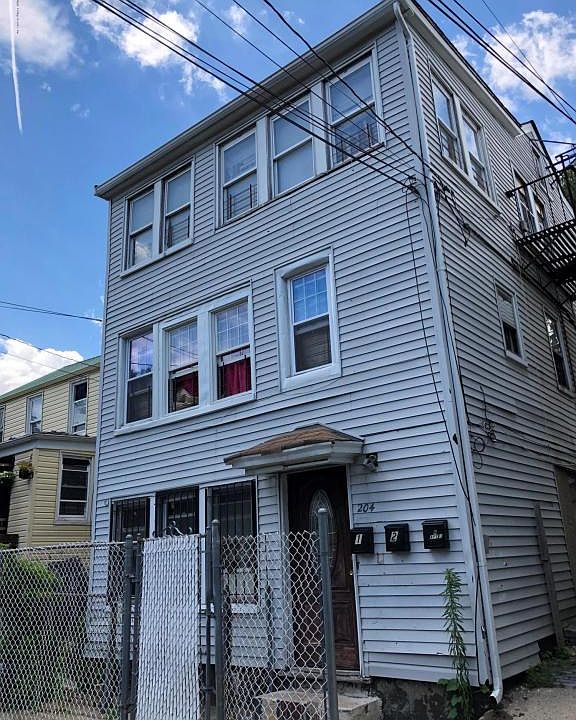 2nd image of 204 Gordon St