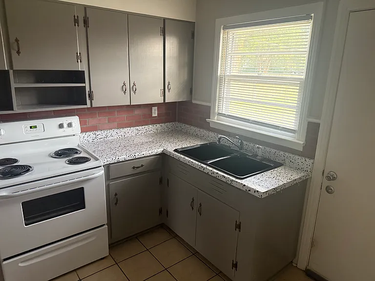 2602 Waltham Dr NE — Photo 8