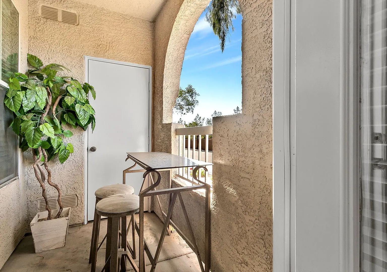 Fully Furnished/Great location 3 bedrooms 2 bath, community pool/gated in south summerlin area — Photo 1
