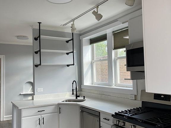 2nd image of 6246 N Richmond St #2