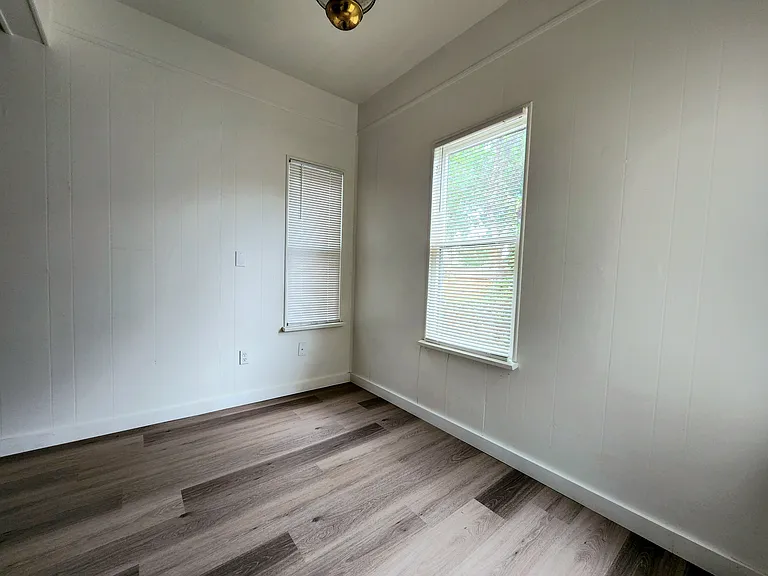 1946 NW 15th Streetmain House — Photo 10