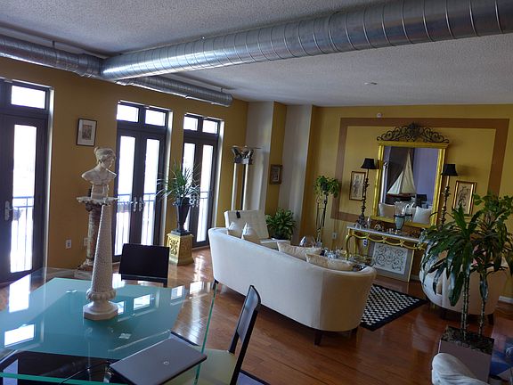Furniture/decorations not included.