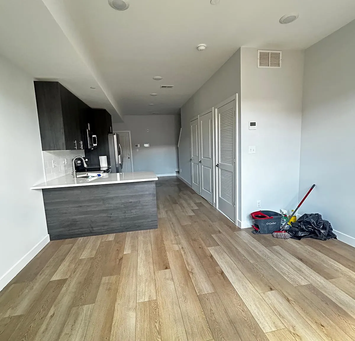 2 bed, 800 sqft, $1,600 — Photo 4