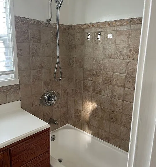 811 1/2 E Nutwood St #1/2 — Photo 2