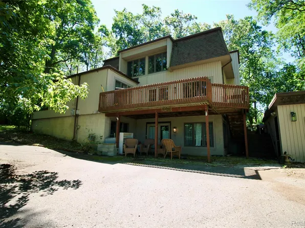 3515 Lahring Rd, Linden, MI 48451