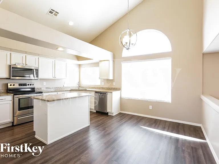 11009 W Frier Dr — Photo 6