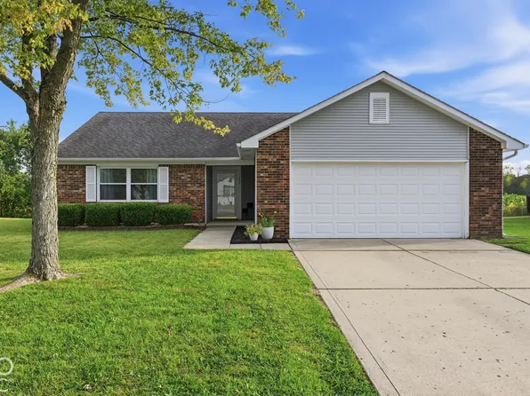 208 Fountain Lake Dr S, Shelbyville, IN 46176