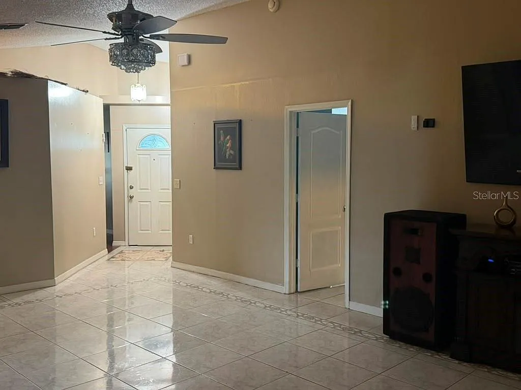 3 bed, 2.0 bath, 1900 sqft, $1,800 — Photo 4