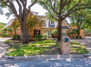 325 Charleston Pl, Hurst, TX 76054