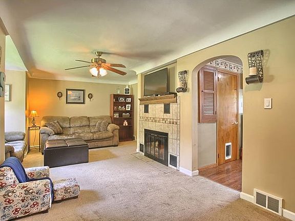3rd image of 1165 Sandalwood Ln