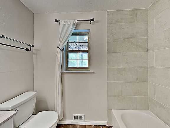 2nd image of 813 Kingsbridge Dr
